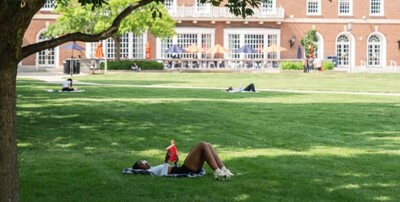 A person reads on the Main Quad at the University of Illinois Urbana-Champaign. Photo: Pat Nabong / Chicago Sun-Times