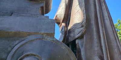 detail photo of an iconic campus landmark