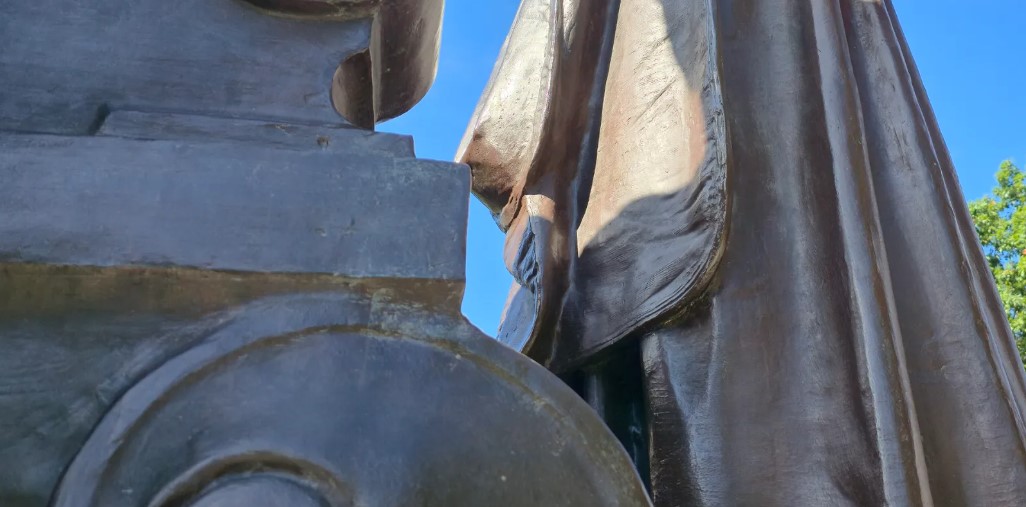 detail photo of an iconic campus landmark