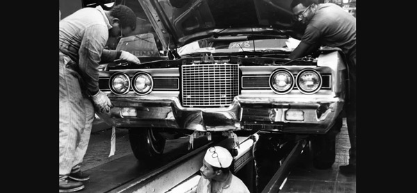 A new Ford moves down the assembly line at the company’s Torrence Avenue plant in Chicago, circa early 1971. (Chicago Tribune historical photo)
