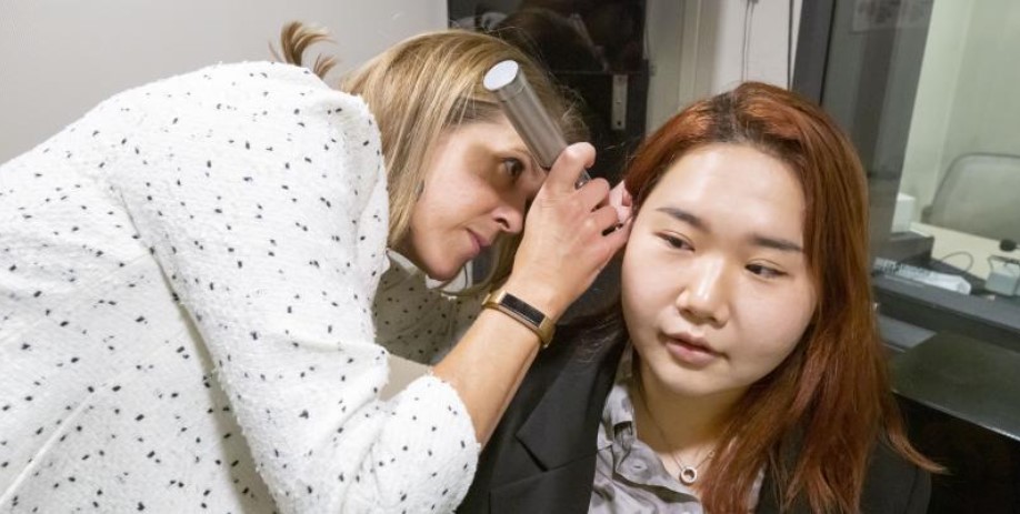 Sadie Braun, left, is working to develop more accurate and meaningful hearing assessments (Photo by Brian Stauffer)