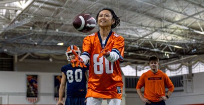 Helen Kwong, mother of Illinois receiver Hank Beatty, catches a pass at the Illini Moms practice in April. Photo: Aaron Quinn/Illinois Athletics