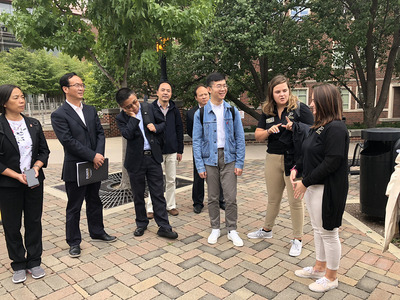 Ma Chunbo is talking delegation leaders at Zhejiang University