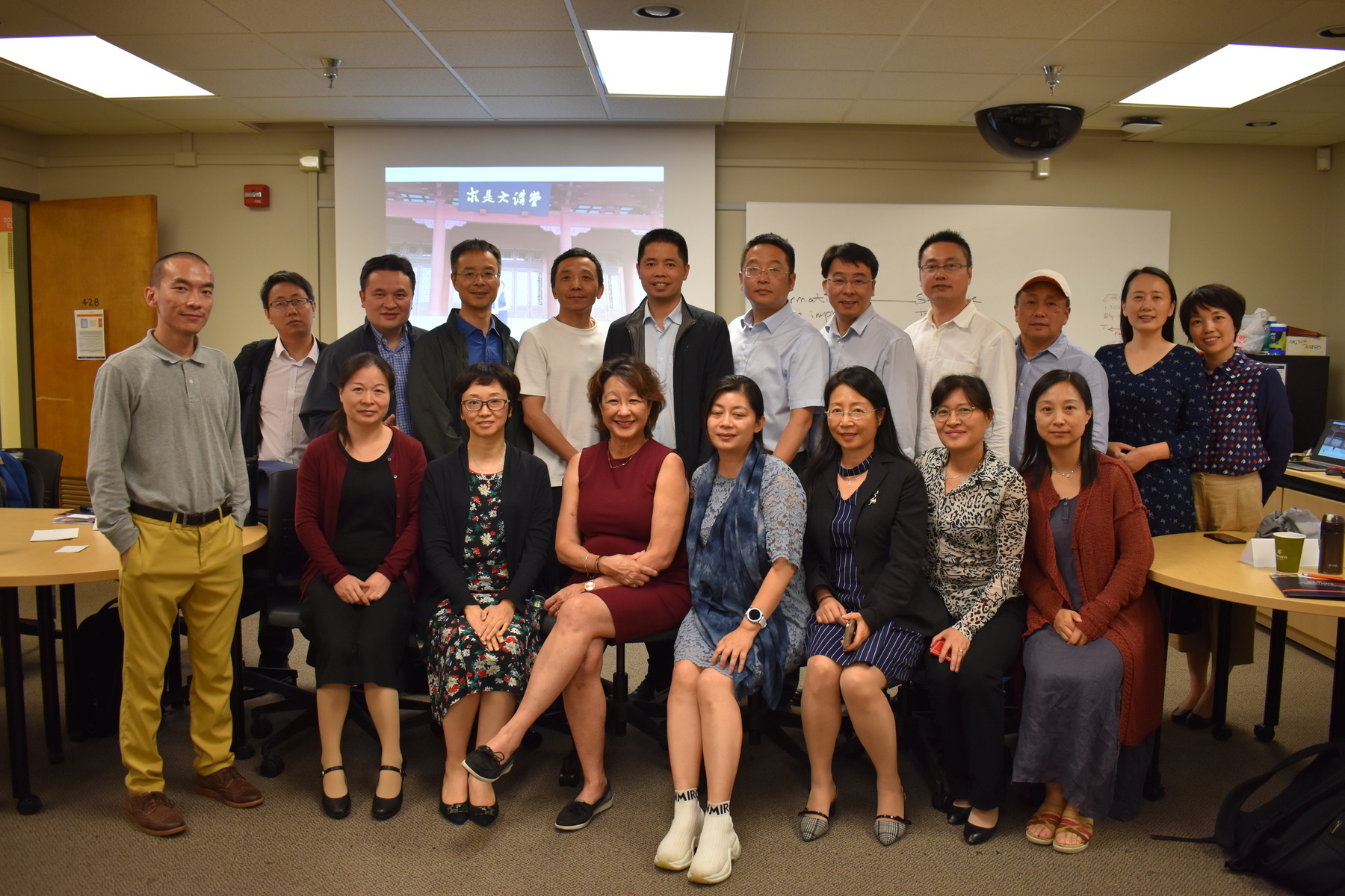 Cheelan Bo-Linn poses with international higher education administrators during a Global Education and Training workshop at the University of Illinois.