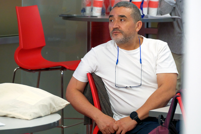 Jorge Orlando Parra Rodríguez , Director de las especializaciones del área de Mercadeo, listens to a colleague introducing themselves during a July 20 orientation inside the University of Illinois Armory.