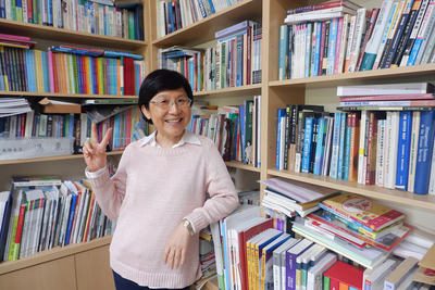 Prof. Joyce Yen Feng, University of Illinois Urbana-Champaign alumna and professor emerita in the Department of Social Work at National Taiwan University (NTU), is the recipient of this year’s Madhuri and Jagdish N. Sheth International Alumni Award for Exceptional Achievement.  In this photo she is seen posing in front of a book case and is holding up the peace sign.