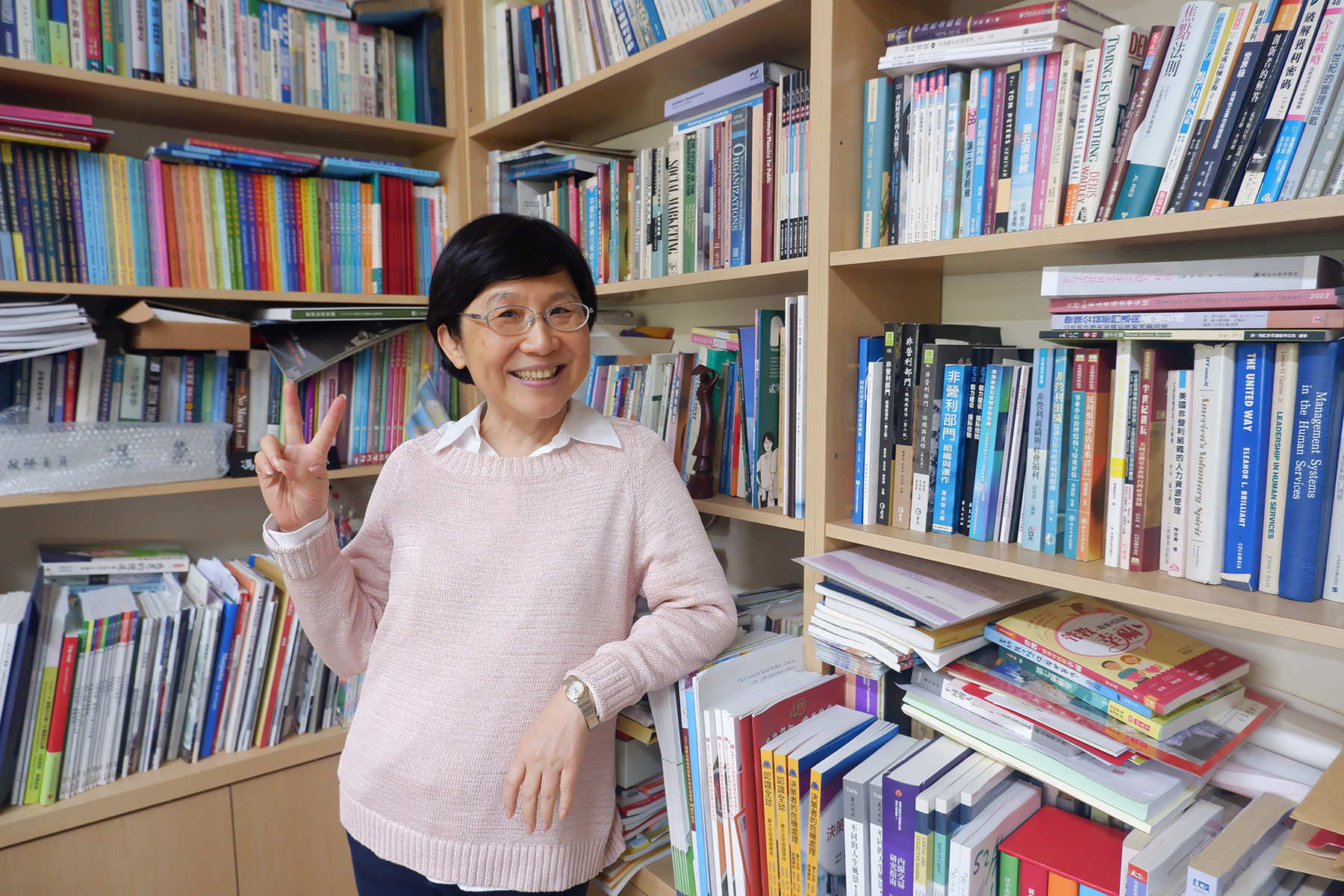 Prof. Joyce Yen Feng, University of Illinois Urbana-Champaign alumna and professor emerita in the Department of Social Work at National Taiwan University (NTU), is the recipient of this year’s Madhuri and Jagdish N. Sheth International Alumni Award for Exceptional Achievement.  In this photo she is seen posing in front of a book case and is holding up the peace sign.
