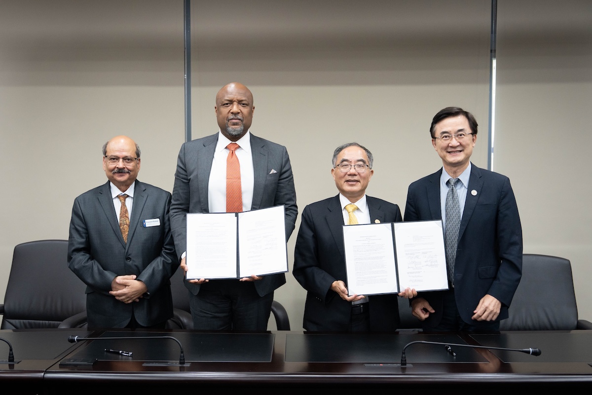 The the presidents and directors pose for a photo after signing the MOU.