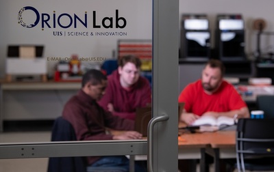 Students work with an instructor at the Orion Lab at the University of Illinois Springfield.
