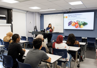 Tina Lam, assistant director of the Dietetics Master’s Coordinated Programs, helps students explore programs and spaces in the College of Applied Health Sciences. (Photos: Martin Hernandez/UIC)