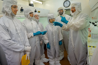 Community college students visit UIC’s Nanofabrication Core Facility to learn about semiconductor devices. (Photo: Jim Young/UIC Engineering)
